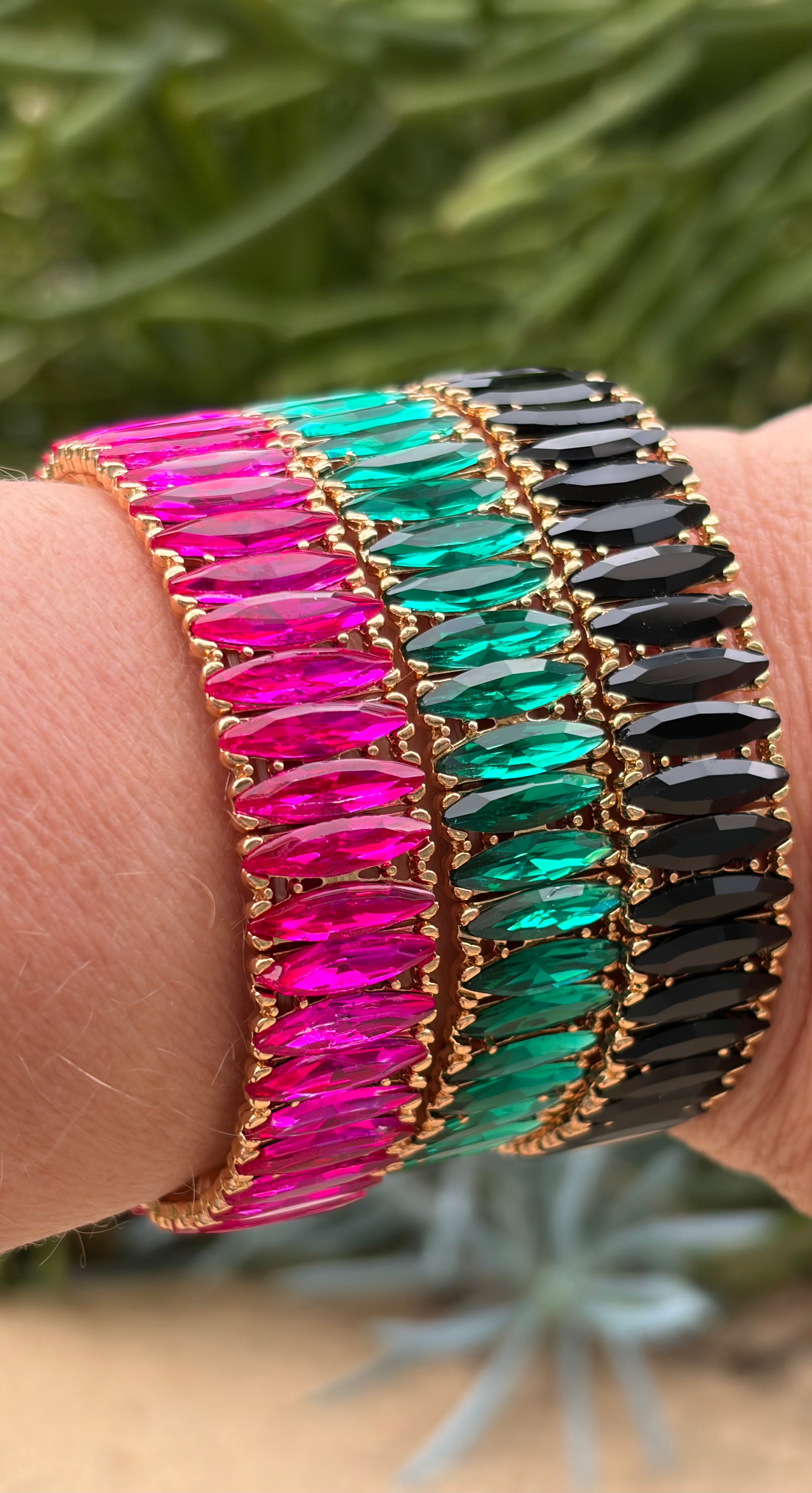 LA FINDS Crystal Stretchy Bracelet on Simply Obsessed