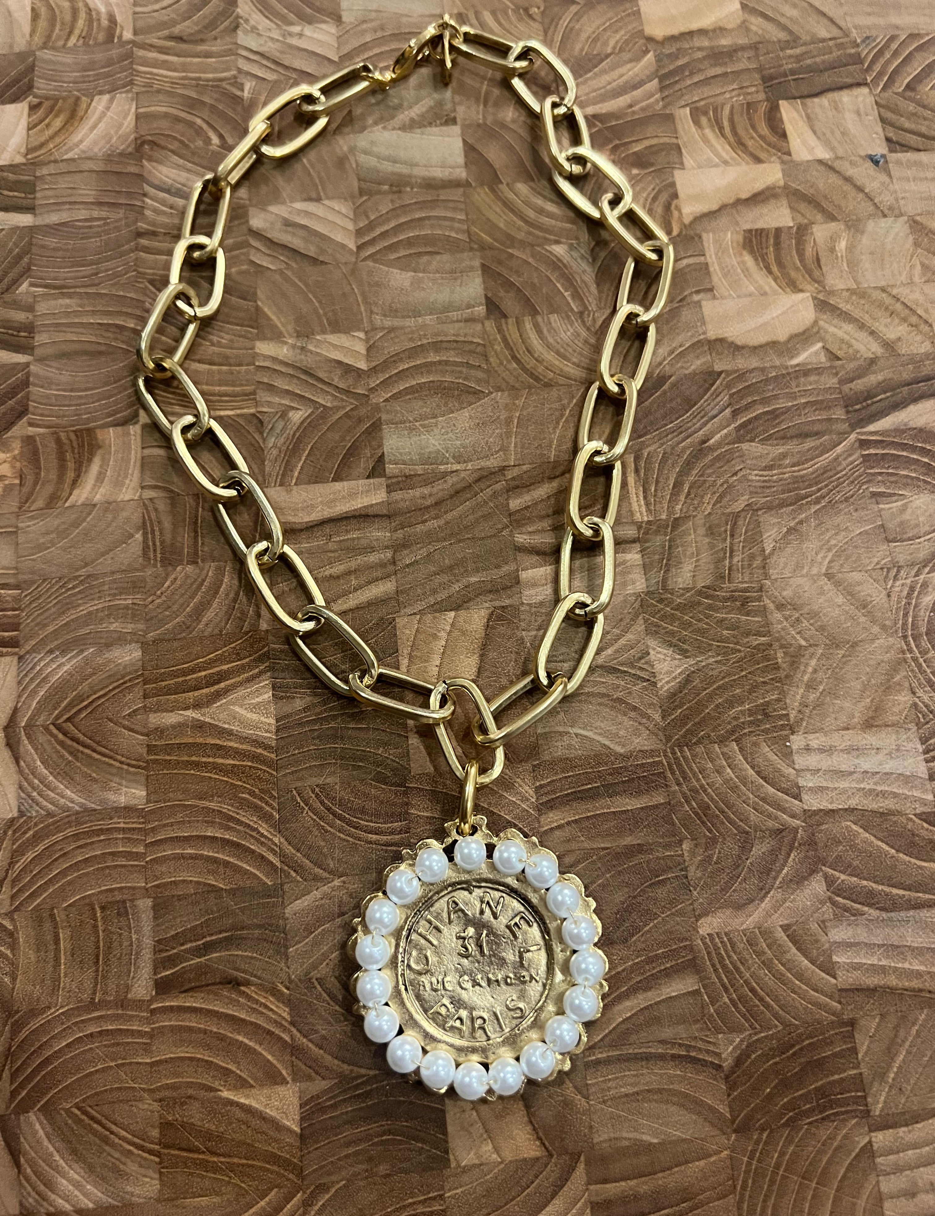 YOCHI Vintage Designer Inspired Gold & Pearl Necklace *Vegas Live* on Simply Obsessed
