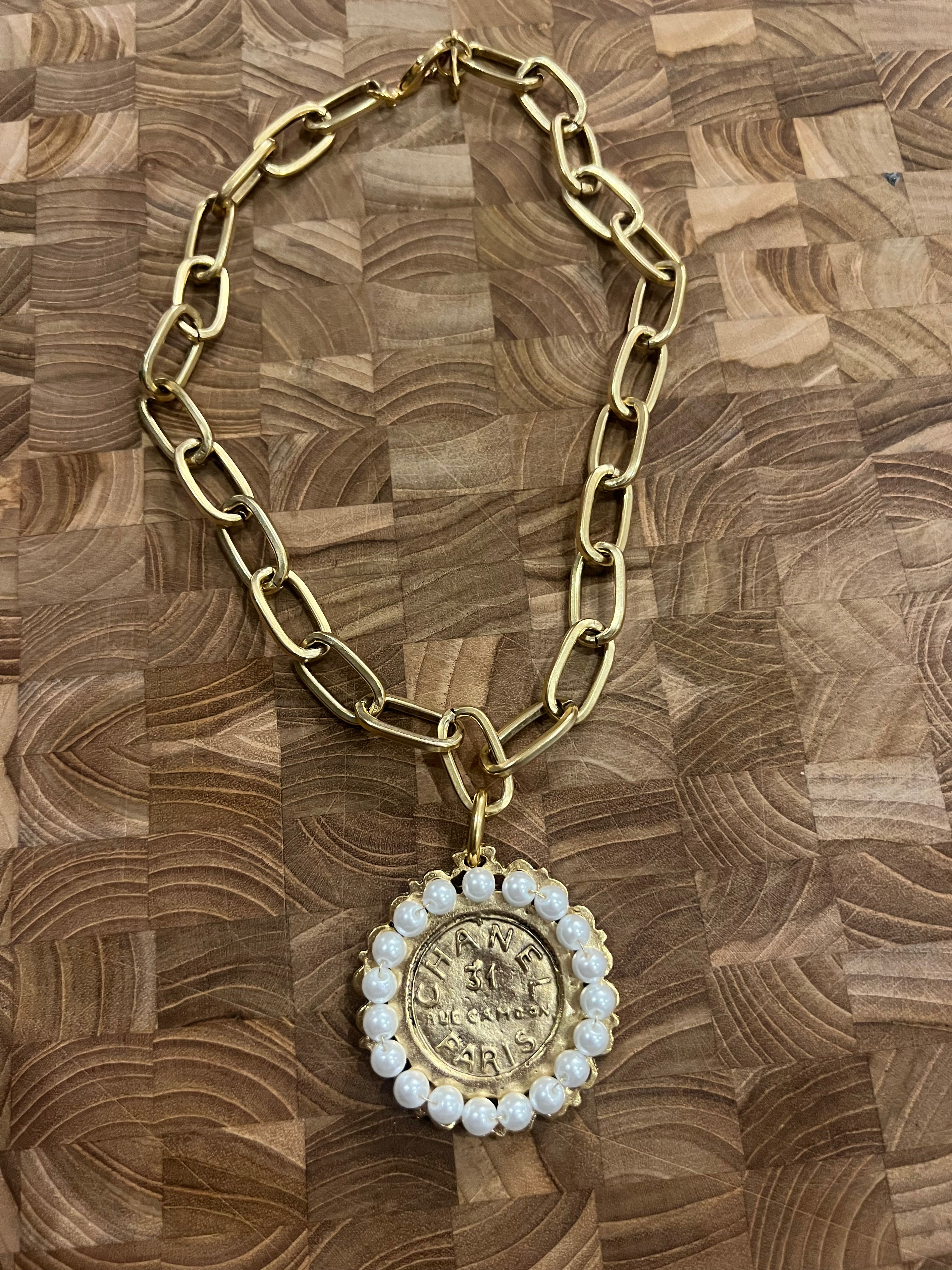 YOCHI Vintage Designer Inspired Gold & Pearl Necklace *Vegas Live* on Simply Obsessed