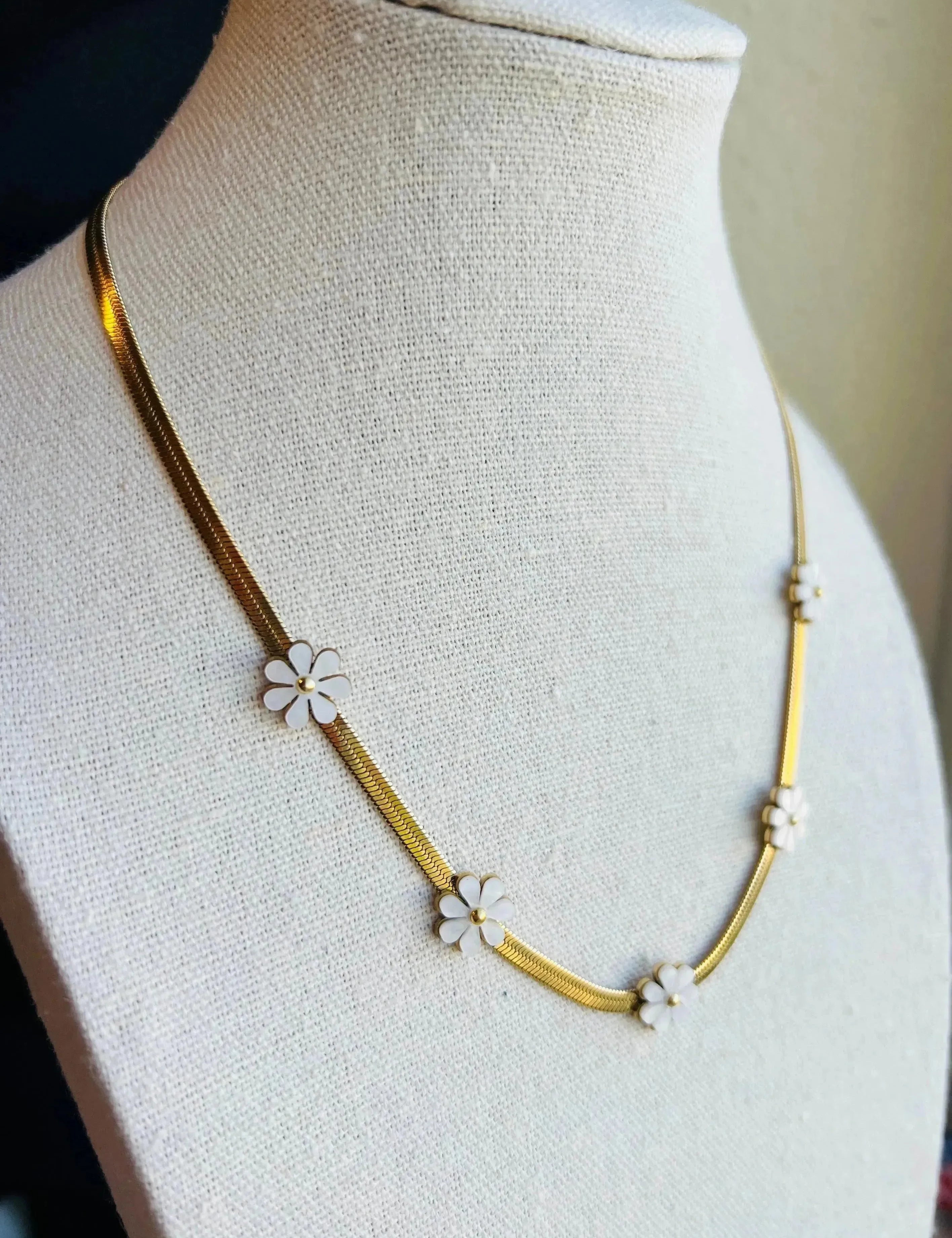 Flower Snake Chain Necklace on Simply Obsessed