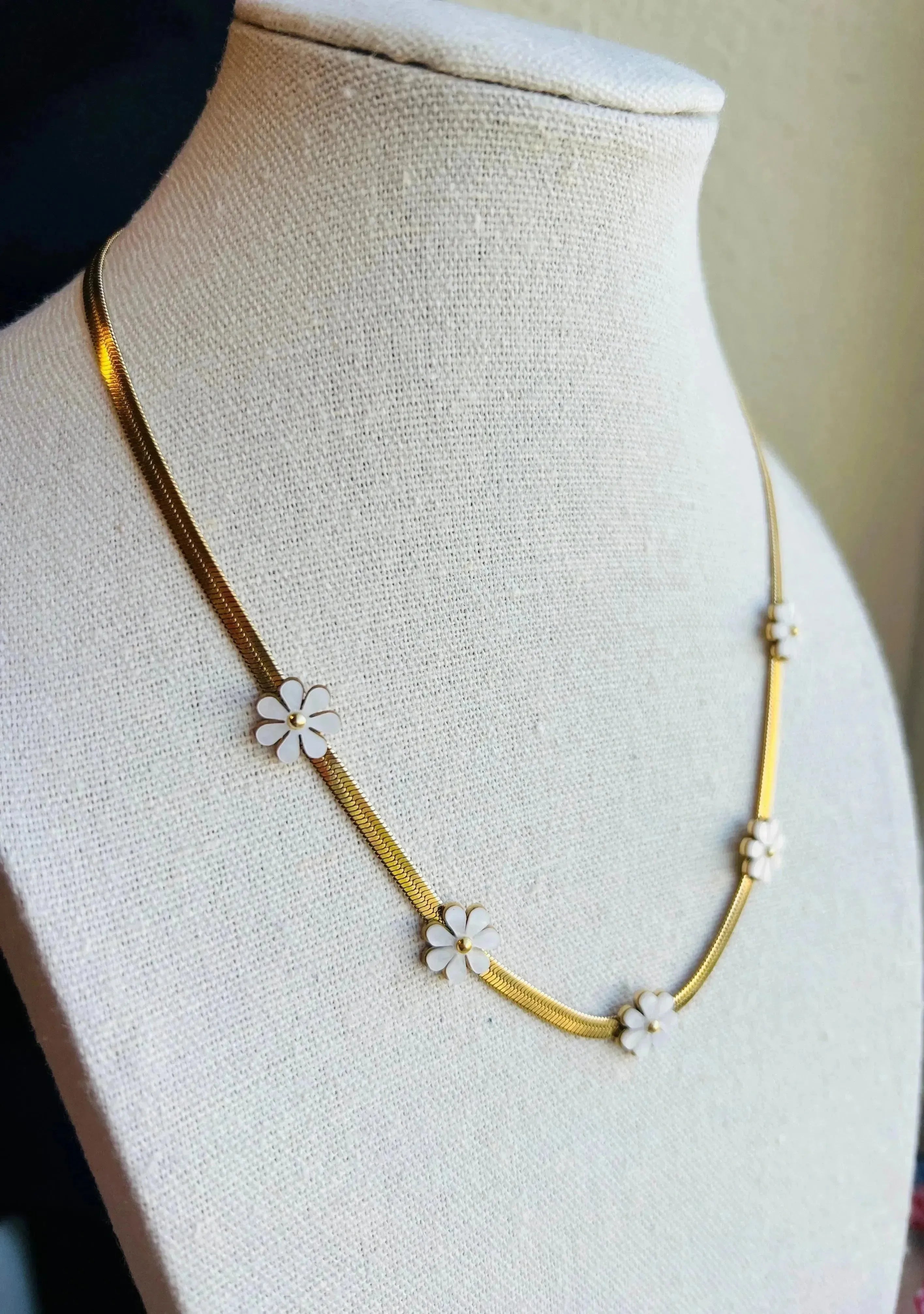 Flower Snake Chain Necklace on Simply Obsessed