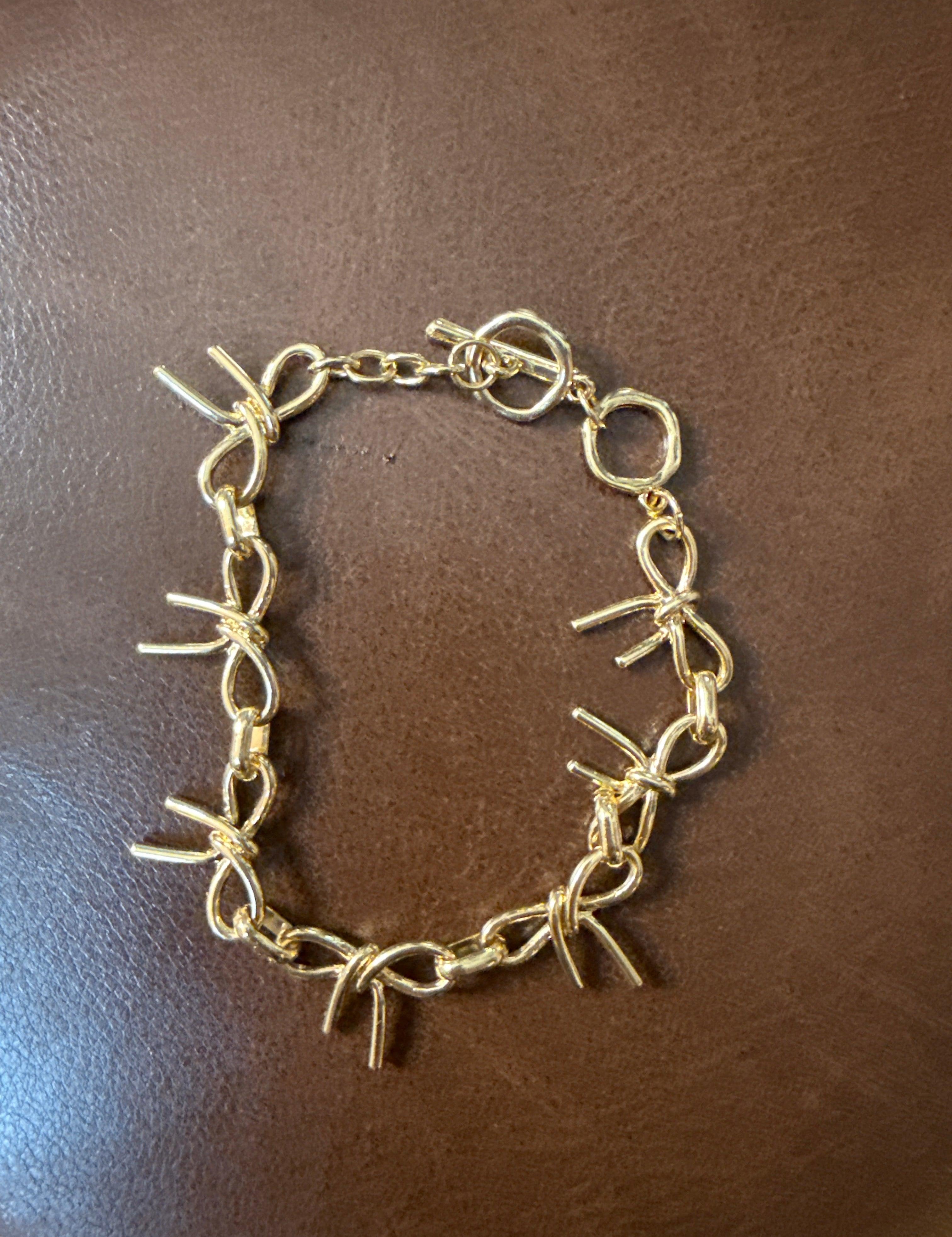 LA Finds Bow Chain Gold Bracelet on Simply Obsessed