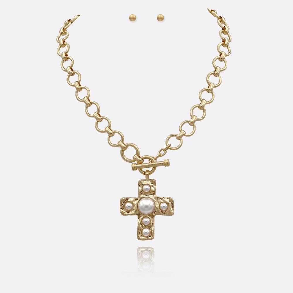 LA Finds Cross w/ Pearl Necklace on Simply Obsessed