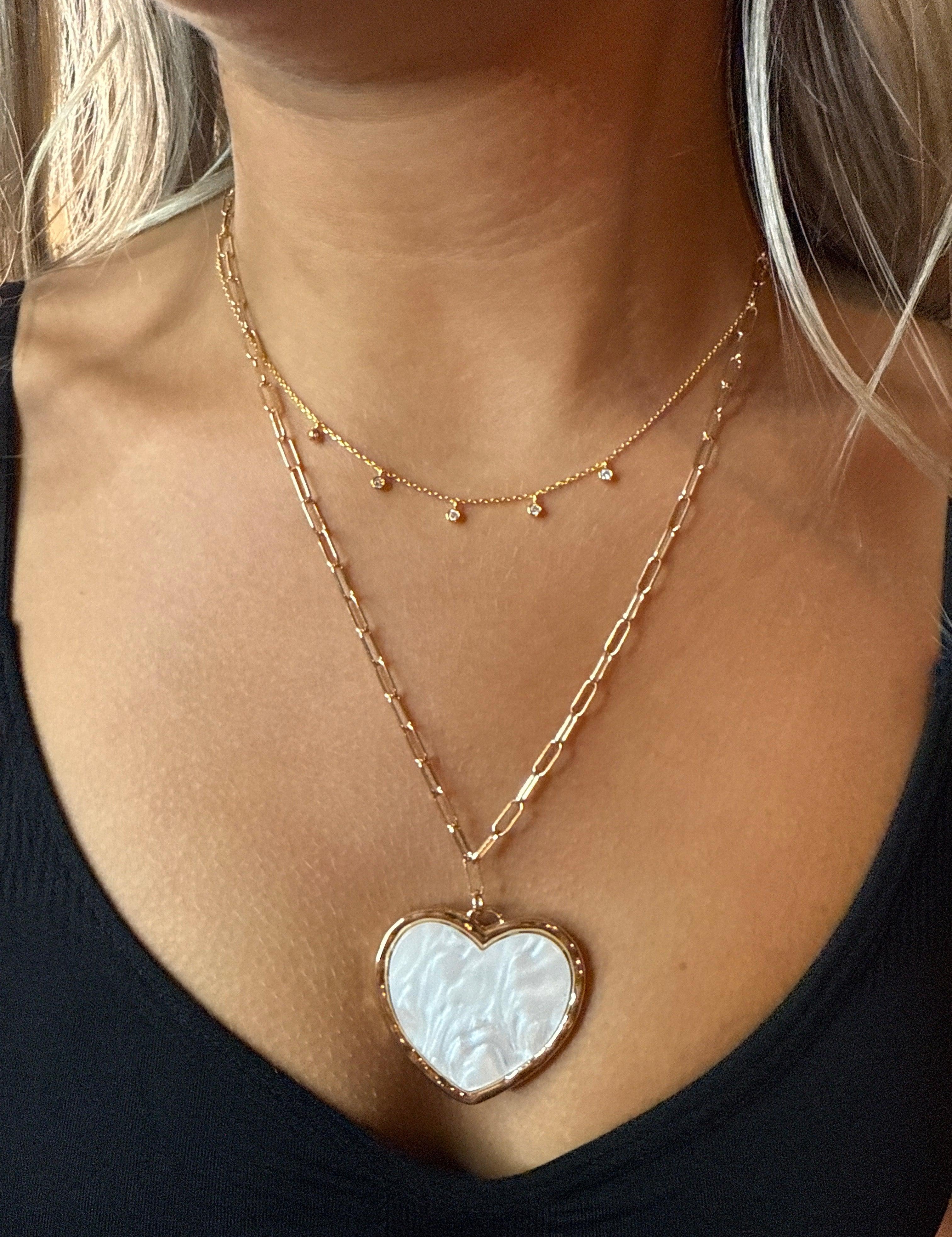 LA Finds Pearlized White Heart Necklace - GOLD on Simply Obsessed